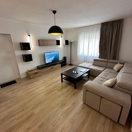 New Bazaar Studios Tiranë Luaran gambar