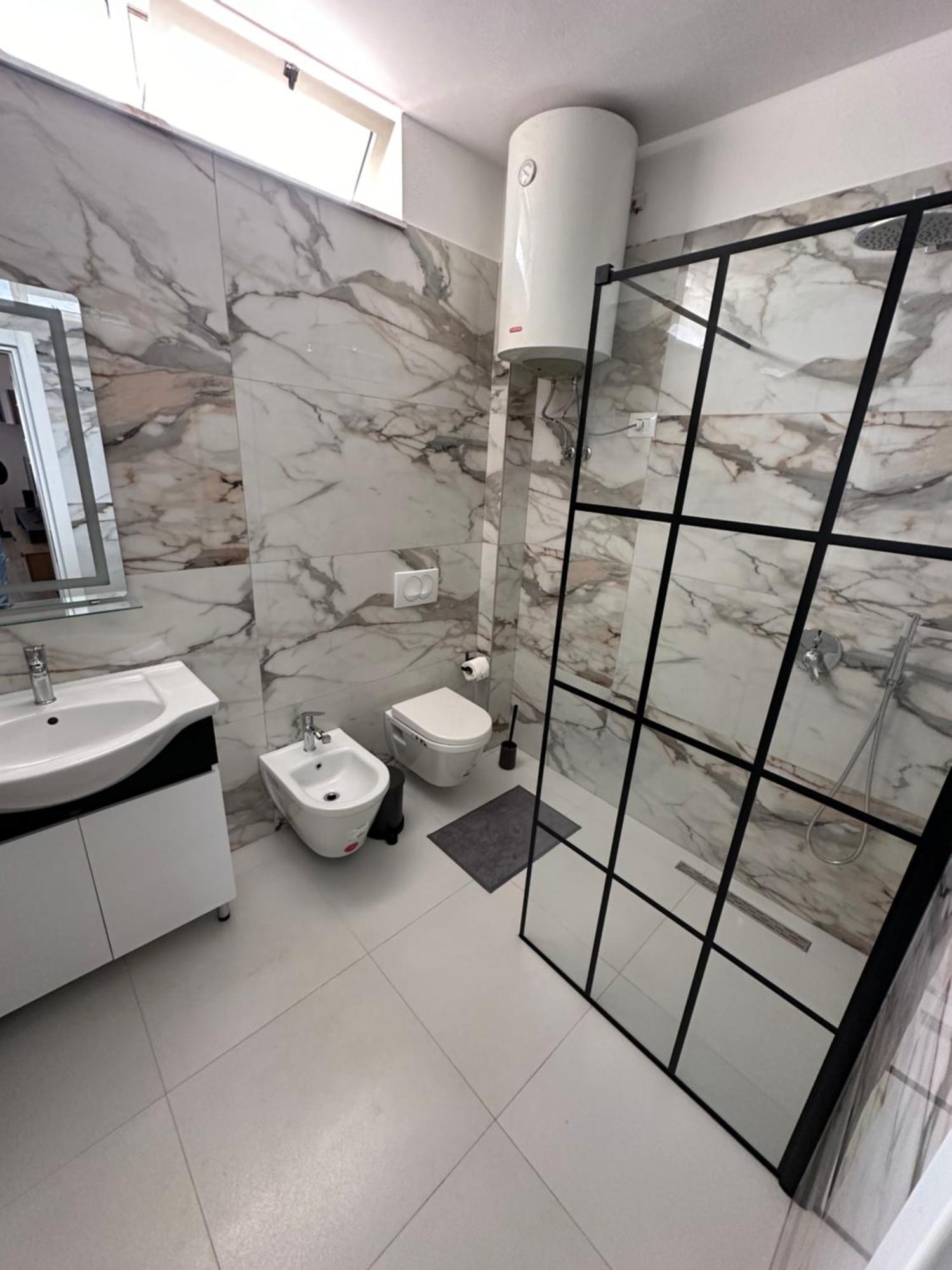 New Bazaar Studios Tiranë Luaran gambar