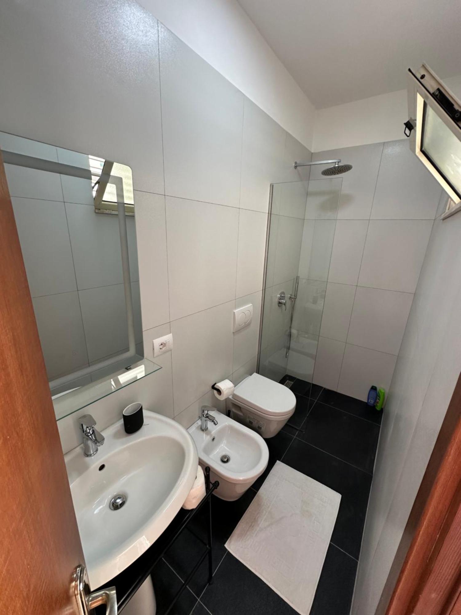 New Bazaar Studios Tiranë Luaran gambar